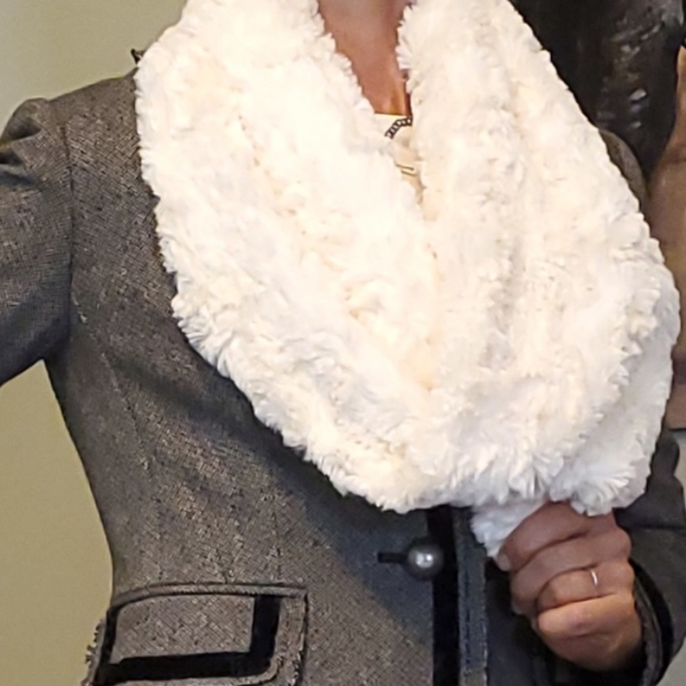 NWT Furry soft beige infinity scarf, cable knit other side neutral so pretty